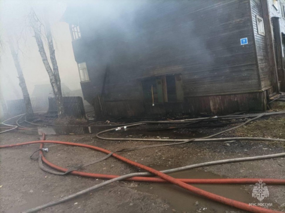 В Емецке тушат крупный пожар в жилом доме